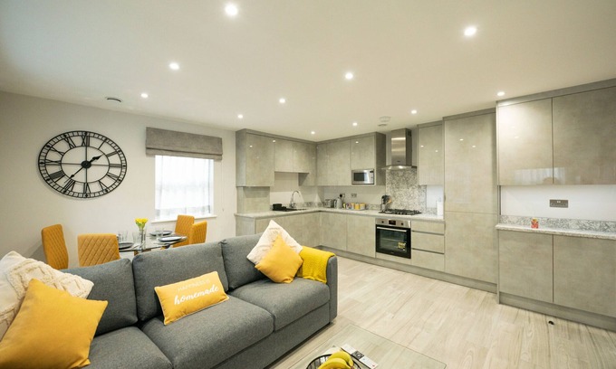 Reading Apartment | Chester House - Premium 2-Bed, 2-Bath w Parking GF