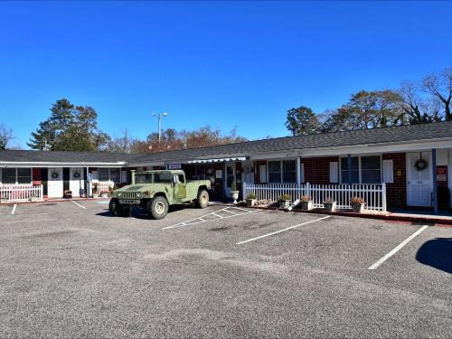 Chesterfield Hotel | Chesterfield Hotel by OYO Hwy 9