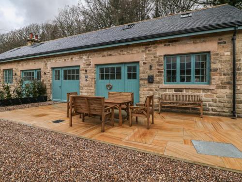 Hollow Meadows House | Chestnut Cottage
