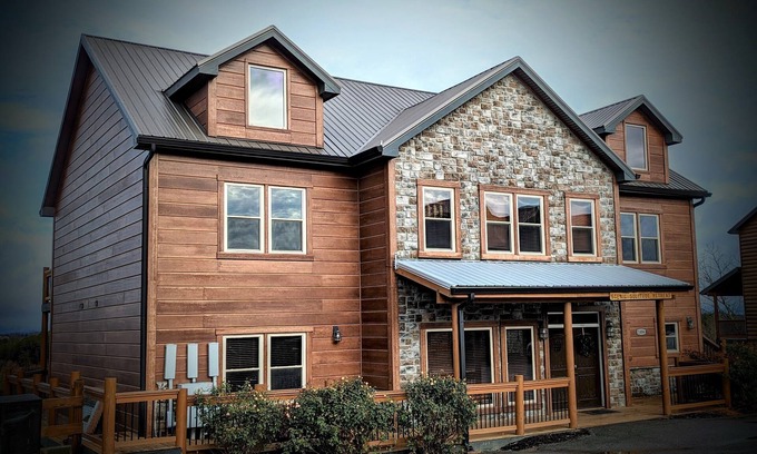 Sevierville Cabin | Chestnut Oak Lodge by OakRidgeStays: 12 Bedrooms, Sleeps 45, Theater, Pool