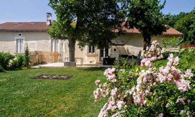 Leguillac-de-l'Auche House | Chez "hygge en périgord", gîtes climatisés à la campagne avec piscine chauffée privatisée et balnéo en option ou déjà incluse- 1 gîte de 2 personnes, 1 jusqu'à 6 personnes et 1 jusqu'à 12 personnes