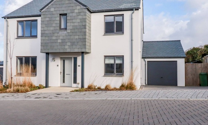 Crantock Cottage | CHI GWYNN, pet friendly, luxury holiday cottage in Crantock