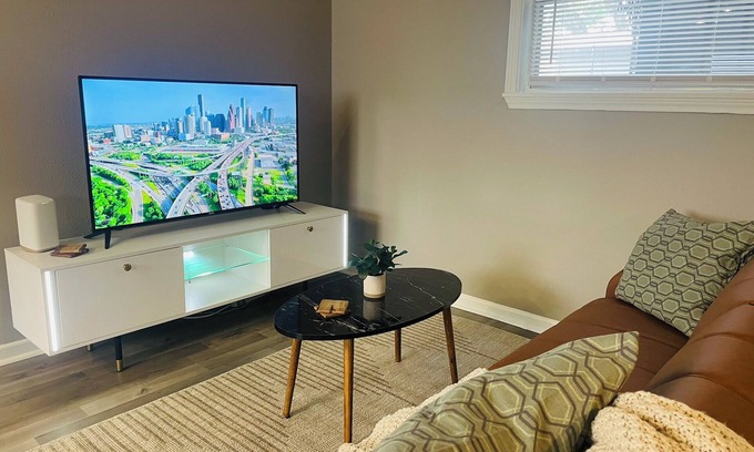 Hyde Park Apartment | Chic 1 BDR on Westheimer - Parking - 92 Walk Score