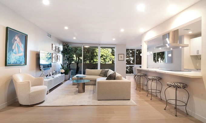West Hollywood Hotel | Chic 1 Bed/Bath in West Hollywood