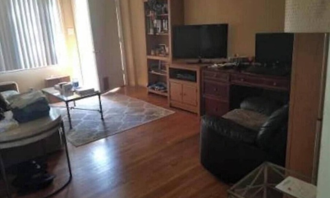 Beverly Hills Apartment | Chic 1-bedroom apartment in lovely Beverly Hills with WiFi, AC