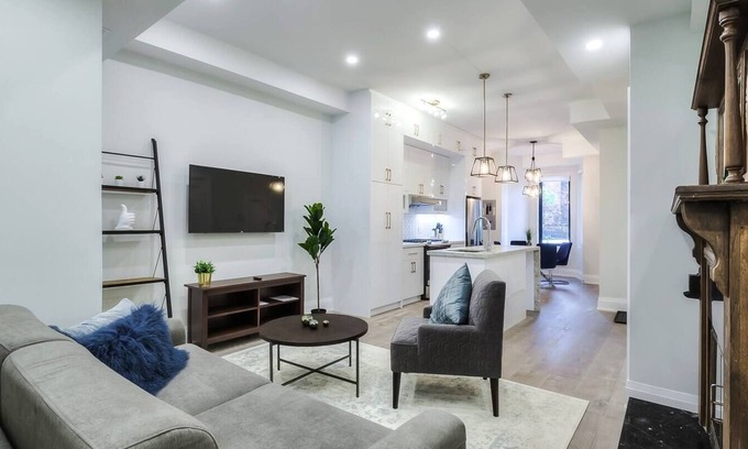 Cabbagetown South Apartment | Chic 1BR Retreat near Dundas Square