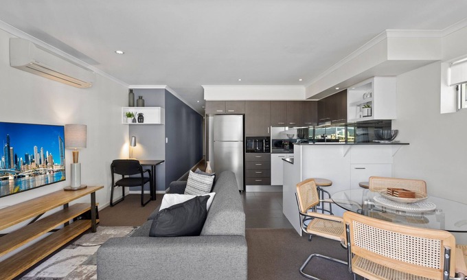 South Brisbane Apartment | Chic 2-Bed Apartment & 5 minutes walk to QPAC