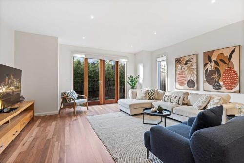 Yarraville House | Chic 2-Bed Home By Bustling Shops