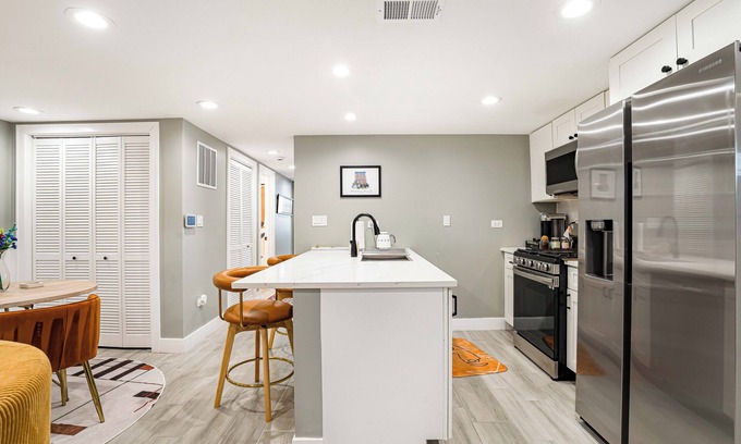Tri-Taylor Apartment | Chic 2-Bedroom/1 Bath Apartment in Fully Renovated Rowhouse