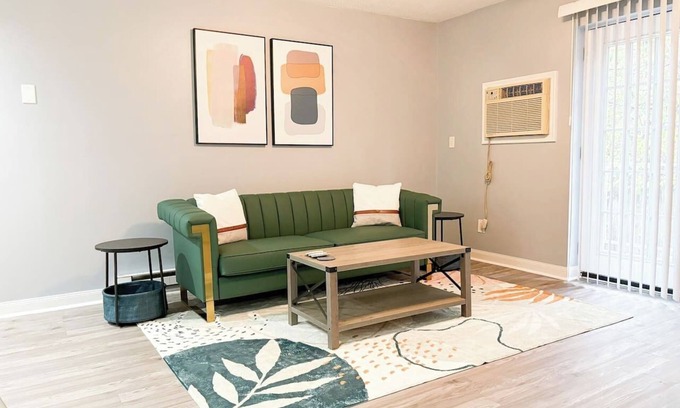 Franklin Apartment | Chic 2 bedroom/free parking across from JD Legends