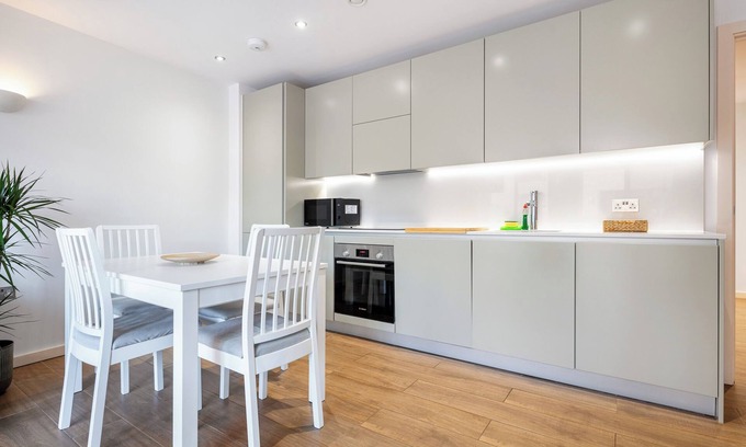 St. Ann's Apartment | Chic 2 bedroom near Central London