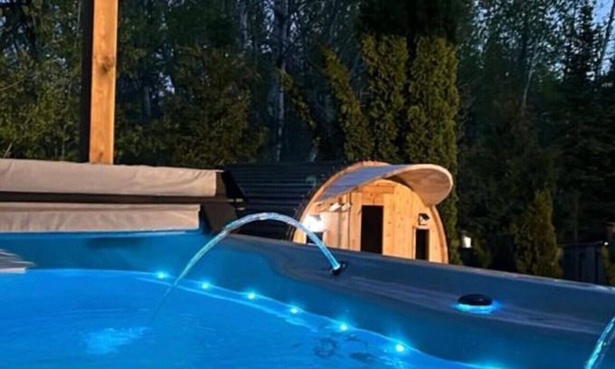 Richmond Hill House | Chic 2B Oasis Retreat, Giant Hot Tub & Sauna Bliss