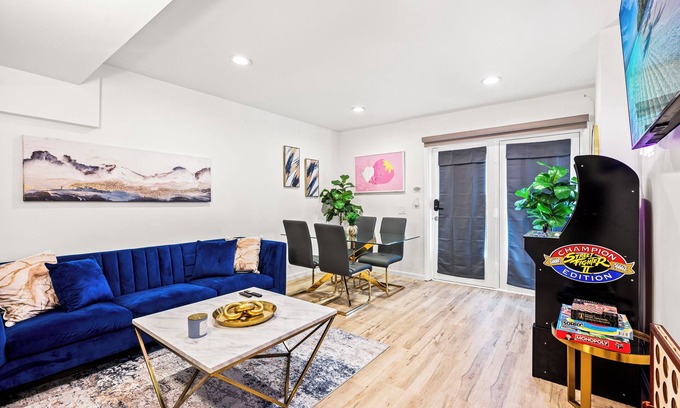 El Porto House | Chic 2BD - 1 Block to Beach Heaven