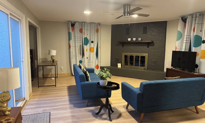 Greensboro House | Chic 3 Bedroom Midcentury Modern Retreat in Wonderful Greensboro