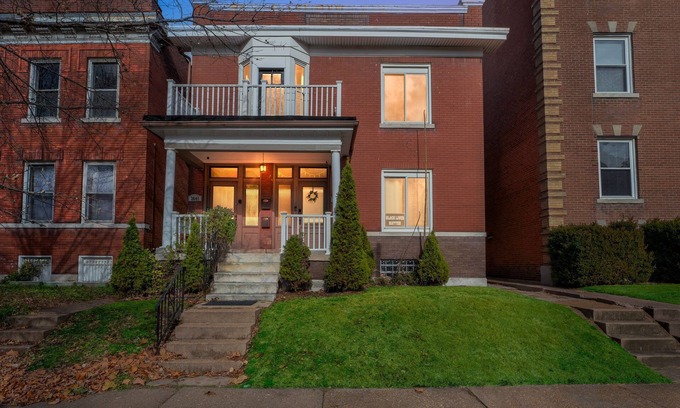 Tower Grove South House | Chic 3-bedroom STL Townhome - fitness room, spa, wifi, deck