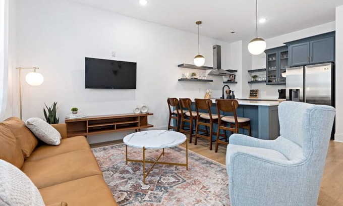 Cleveland Park House | Chic 5 Bed, 2 Bedroom Free Parking - 3 miles to Broadway