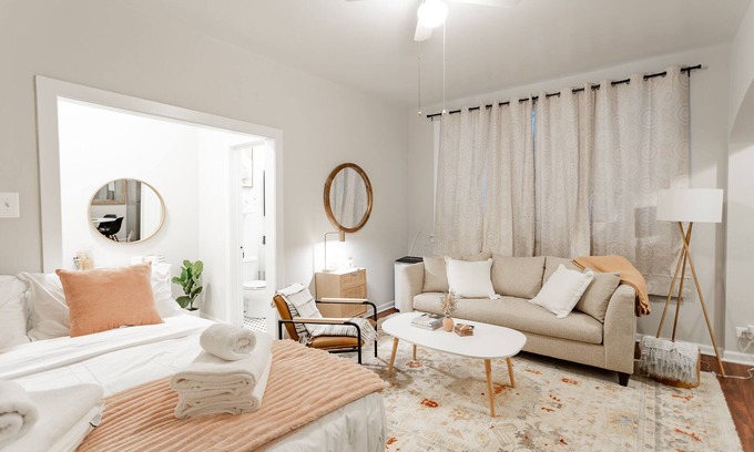 Rogers Park Apartment | Chic and Cozy Getaway near Loyola Park