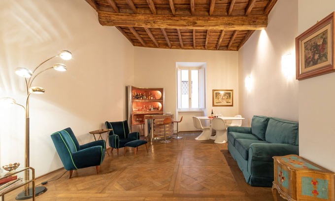 Rione VII Regola Apartment | Chic and Style in Historical Via Giulia