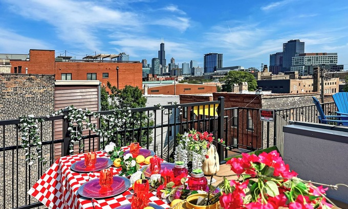West Town House | Chic ART+1700sqf +3BR Home360° Roof+HotTub+CarGarage+12Guests