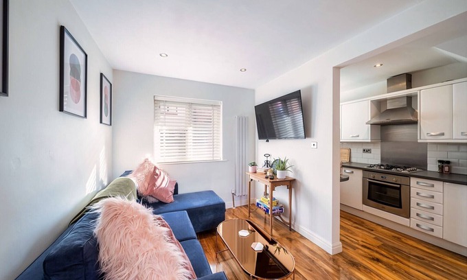 Beverley Ski Chalet | Chic Central House with Garden & Free Parking