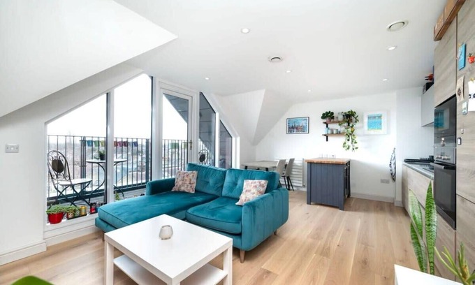 Tooting Apartment | Chic City 1 Bedroom Apartment with Balcony Views