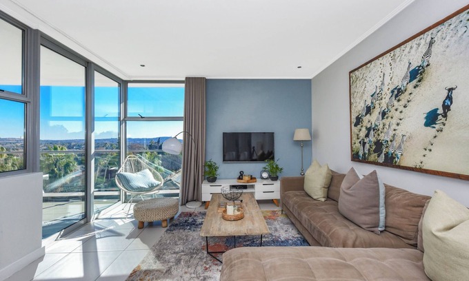 Greater Johannesburg Metropolitan Area Apartment | Chic City Escape at The Apex on Smuts
