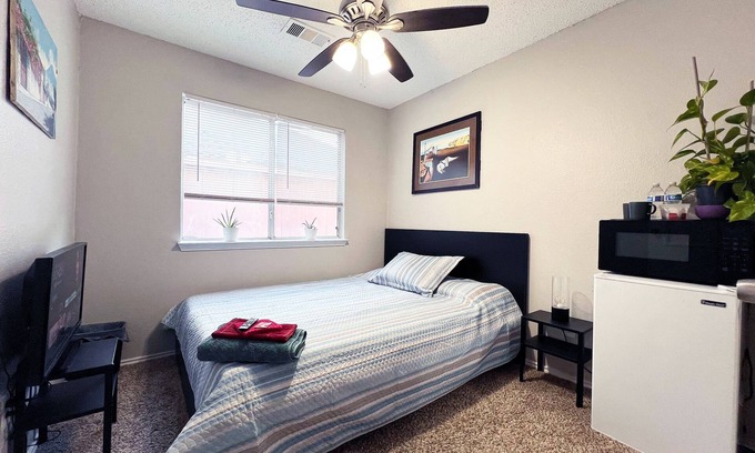 Dallas House | Chic & Cozy Room – 20 Min from Downtown Dallas