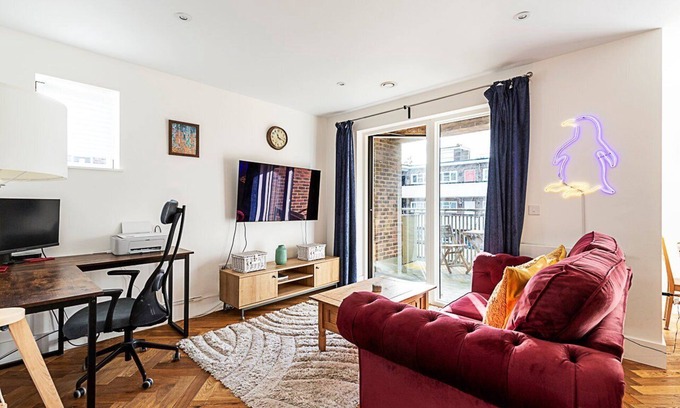 South Norwood Apartment | Chic Crystal Palace Flat with Balcony & Workspace