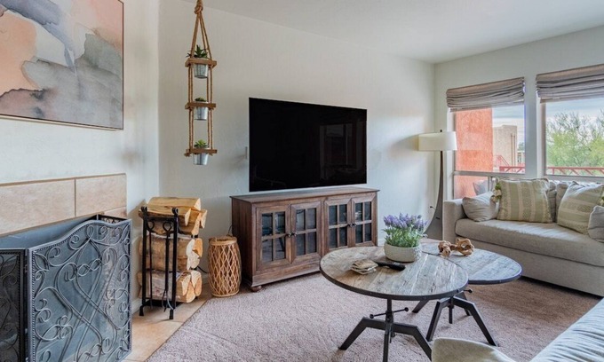 Tucson Condo | Chic Desert Retreat|Mountain Views|Pool+Spa+Gym