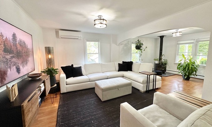 Middlebury House | CHIC DOWNTOWN COTTAGE ★UBER WALKABLE ★HOT TUB ★PET FRIENDLY