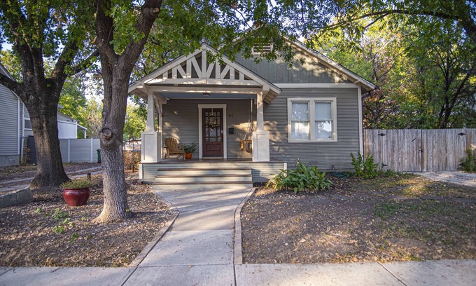 Southtown Cottage | Chic Downtown Farmhouse With Garden and BBQ Grill
