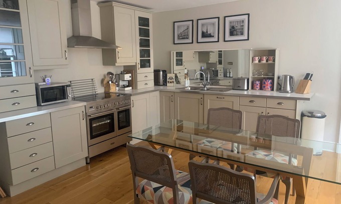 West End Apartment | Chic Edinburgh City Centre Apart. close to Castle