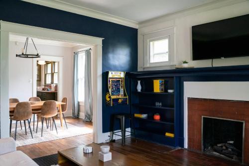 East Midtown House | Chic Family Retreat/All-New, Arcade, Garden, A/C