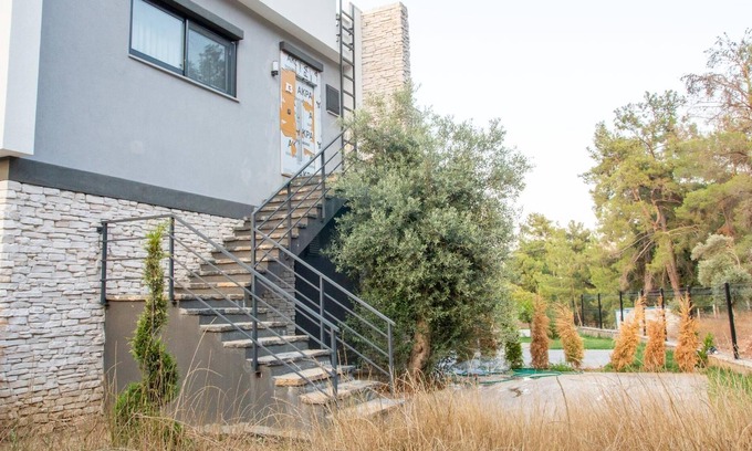 Milas Apartment | Chic Flat w Garden 1 min to Milas Coast