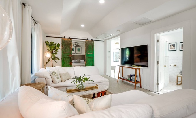 Beach Park Apartment | Chic Getaway in Desirable South Tampa District!