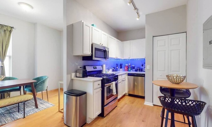 Tri-Taylor Condo | Chic Green l Near Downtown & IL Medical District