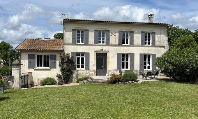 Montils House | Chic haven of peace, close to historic sites, vineyards and the sea