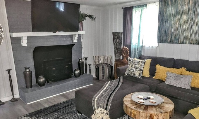 Mosby House | Chic Home 11 mins to Airport with Screened-In Porch
