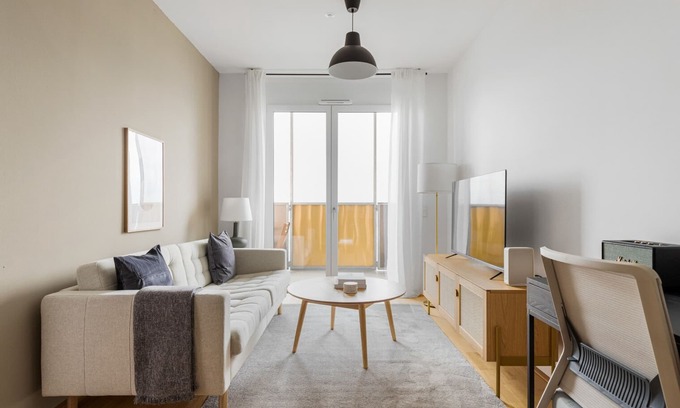 Erdberg Apartment | Chic Landstraße 1BR w/Pool & Playground, nr Hyblerpark, by Blueground