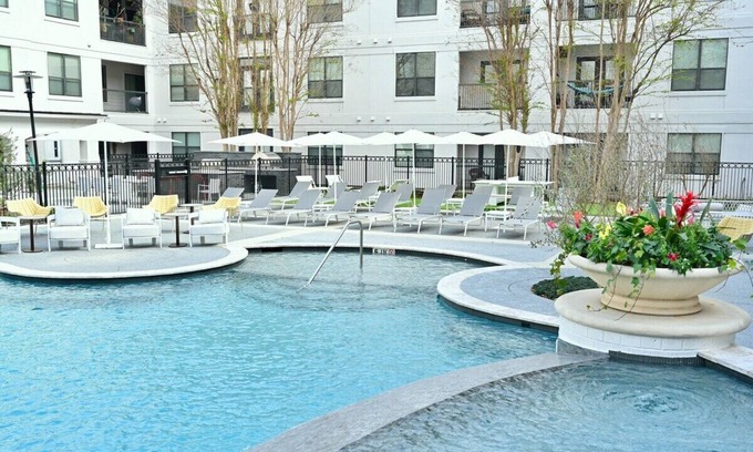 Montrose Apartment | Chic Living, Montrose/Midtown
