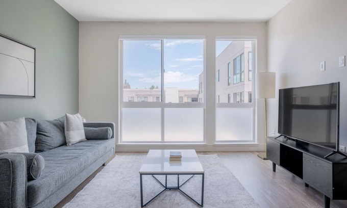 Mountain View Apartment | Chic Mountain View 1BR w/Gym, Pool & A/C, nr Shopping, by Blueground