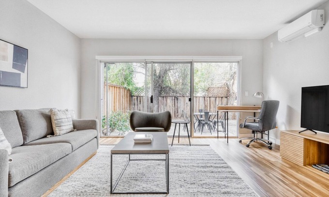 Mountain View Apartment | Chic Mountain View 3BR Townhome, w/Garage, near Caltrain, by Blueground