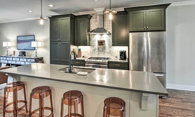 Eighth Avenue House | Chic Nashville Townhome < 2 Miles to Music Row!