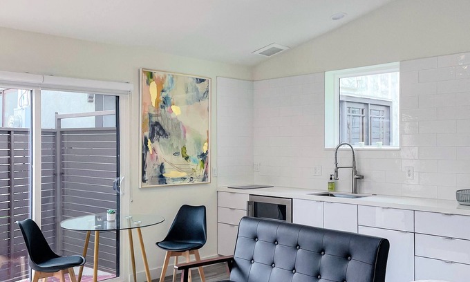 The Flats Apartment | Chic new guest suite studio with WiFi and AC in fabulous West Hollywood
