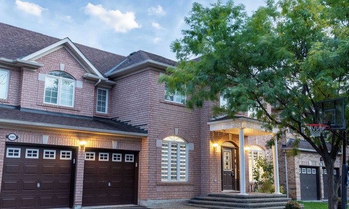 Glen Abbey House | Chic Oakville Hideaway: Perfect for Families