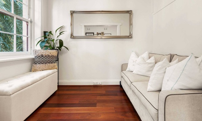 Kings Cross Apartment | Chic Quiet Apartment Close to Everything