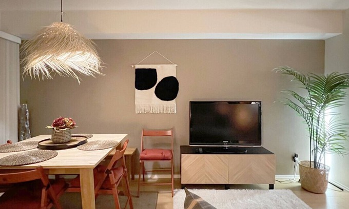 Wilshire Montana Apartment | Chic Retreat by Santa Monica Beach California