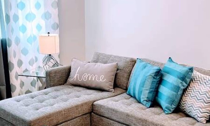 Chestermere House | Chic Retreat, Sleeps 8| A/C, Near YYC & DT.