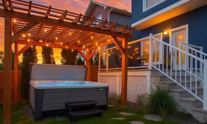 Southwest Edmonton House | Chic Retreat w/Hot Tub - King Bed - Fireplace - WEM