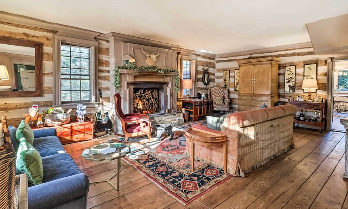 Saylorsburg Cabin | Chic Saylorsburg Escape w/ Hot Tub + Fire Pit